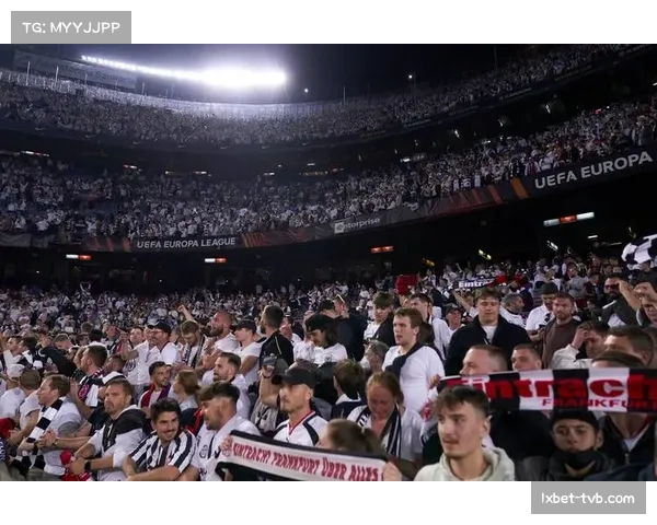 特写镜头：看台上，一位小球迷举着“这是我第一次来看欧冠”的标语